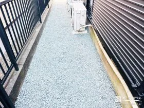 見えない場所こそ快適に、防草対策した犬走り[施工後]