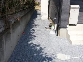 草取りの負担を減らす、すっきりとした犬走り[施工後]