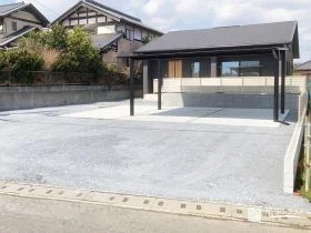広い敷地を賢く活用。舗装と砂利を使い分けた機能的な新築外構