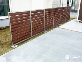視線は隠して、圧迫感はつくらない木調フェンス
