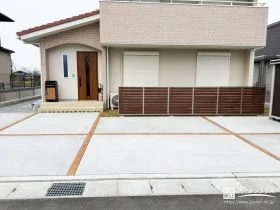 家族の時間が心地よく流れる、ナチュラルなセミクローズ外構
