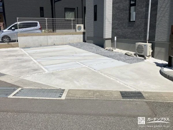 花壇を一画に施工したコンクリートの広々駐車スペース工事