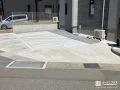 花壇を一画に施工したコンクリートの広々駐車スペース工事