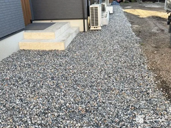 玄関まわりをすっきり保つための防草シートと砂利敷設工事