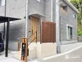 玄関前の視線をやさしく遮るスクリーンフェンス