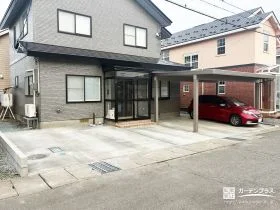 草取りの手間をなくしながら4台駐車を実現した広々スペース[施工後]
