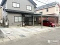 草取りの手間をなくしながら4台駐車を実現した広々スペース