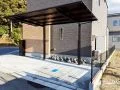 建物とカーポートの色を揃えて一体感のあるファサードに