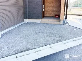 素材を変えて自然に玄関へ導くアプローチ[施工後]