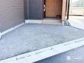素材を変えて自然に玄関へ導くアプローチ