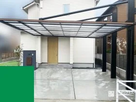 木目調のカーポートが目を引く新築外構