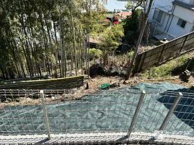 竹林を整理し法面のお手入れの負担を軽減する雑草対策工事