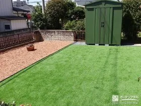 三角屋根が可愛らしいグリーンカラーの物置を設置したお庭工事