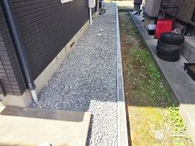 雑草の悩みを足元から解決！犬走りと境界ブロックで管理しやすい外まわりへ[施工後]