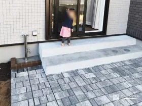 家族の時間が広がる、デッキとインターロッキングテラス[施工後]