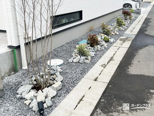 シンプルだからこそ映える、植栽と素材を楽しむ新築外構