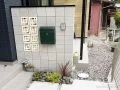 有孔ブロックがアクセントになる門柱