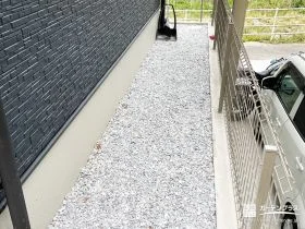 草抜きの負担を減らす、すっきりとした犬走り[施工後]