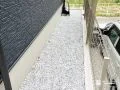 草抜きの負担を減らす、すっきりとした犬走り