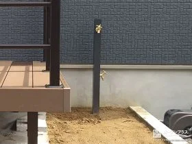 スリムなデザインの立水栓[施工後]