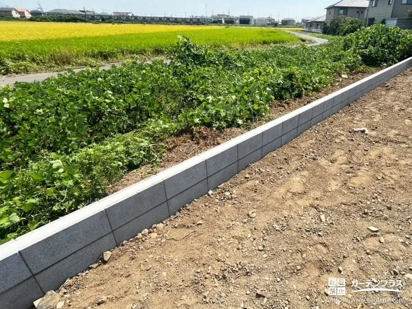敷地境界を明確にし土地を整える境界ブロックを設置した工事