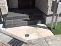 天然石張りのアプローチ