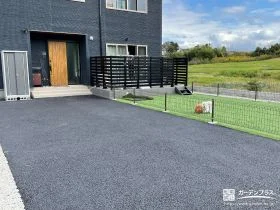 広々駐車スペースと愛犬が安心して遊べる人工芝のお庭工事