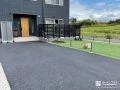 広々駐車スペースと愛犬が安心して遊べる人工芝のお庭工事