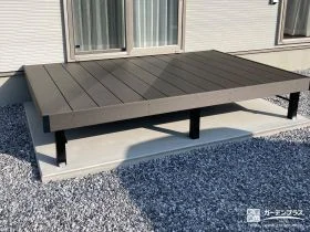 ナチュラルな木目調のウッドデッキ[施工後]