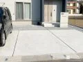シンプルですっきりとしたデザインの駐車スペースと造作門柱工事