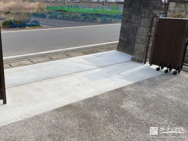 伸縮カーゲートを設置した出入りしやすい駐車スペース工事