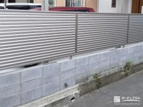 道路からの視線を遮る横板デザインの目隠しフェンス設置工事