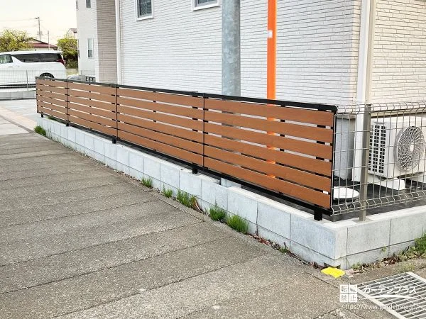 道路からの視線をやさしく遮る木調目隠しフェンス