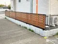 道路からの視線をやさしく遮る木調目隠しフェンス