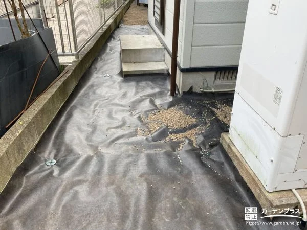 雑草対策としての砂利敷き前の下地づくりとなる防草シート工事