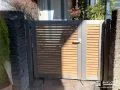 木目調デザインで玄関前を上品に仕切る門扉を設置した工事