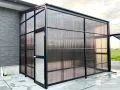 外に置きたいものをすっきり隠せるストックヤード