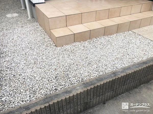 雑草対策と清潔感を両立した前庭と犬走りへの砂利敷設工事