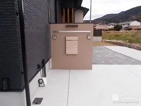 木目のアクセントが映える上質な門柱[施工後]