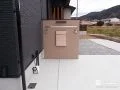 木目のアクセントが映える上質な門柱