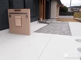 玄関へ自然に導く石畳風アプローチ[施工後]