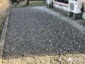 お手入れの負担を軽減する防草シートと砂利を敷設した工事