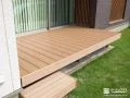 リビングとお庭をつなぐステップ付きの木調ウッドデッキ設置工事