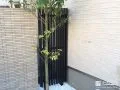 縦格子の目隠しフェンスを千知して視線に配慮したお庭工事