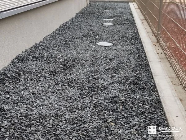 No.29721 ブロックを積み砂利の飛び出しを防止した犬走りの整備工事[施工後]