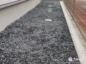 ブロックを積み砂利の飛び出しを防止した犬走りの整備工事