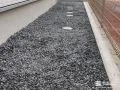 ブロックを積み砂利の飛び出しを防止した犬走りの整備工事