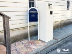 塗装仕上げの門柱が映えるナチュラルな仕上がりの門まわり工事