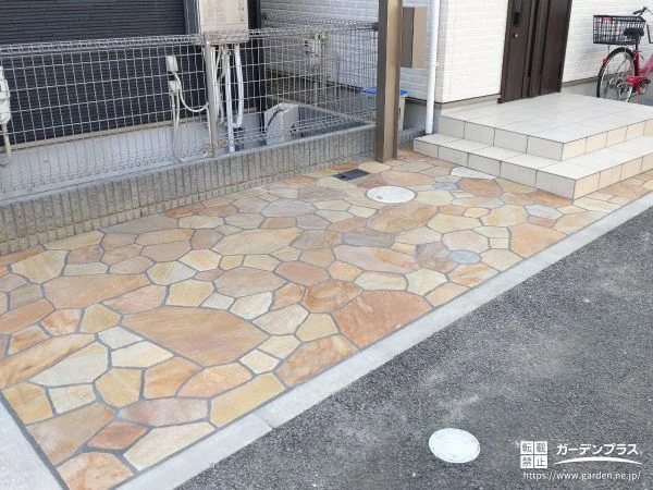 明るい乱形石張りで華やかに仕上げた駐車スペース拡張工事
