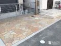 明るい乱形石張りで華やかに仕上げた駐車スペース拡張工事